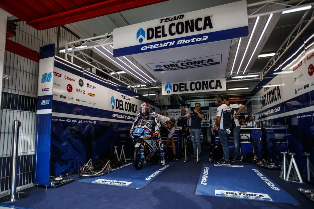 I piloti del Team Del Conca Gresini si preparano per scaldare le moto sulla pista olandese